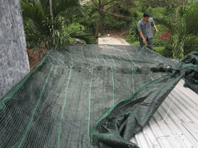 Dùng lưới chống nóng mái tôn đơn giản, giá rẻ